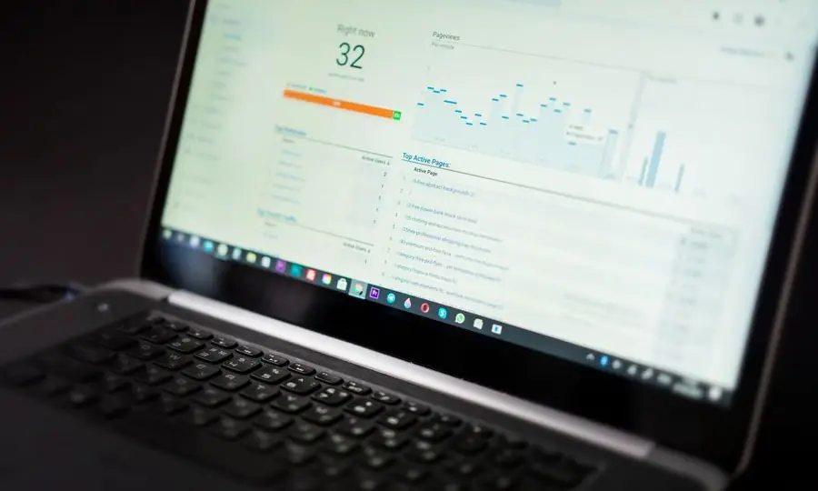 Un portátil muestra un panel con datos de visitas