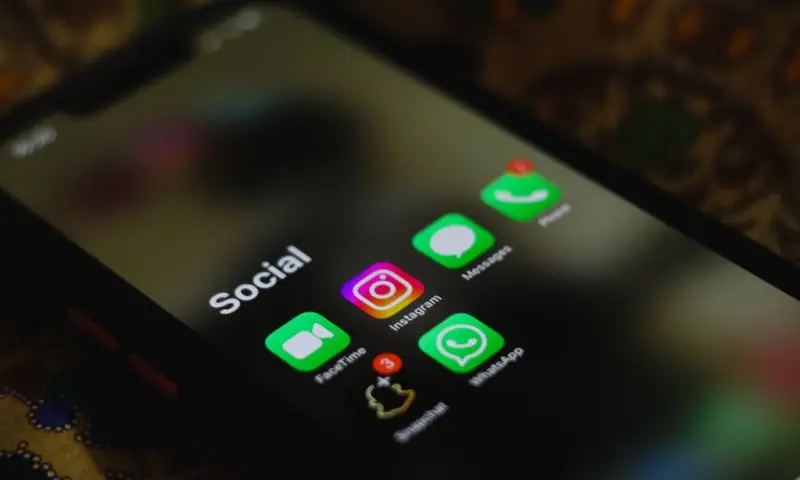 Pantalla de un móvil con las aplicaciones de redes sociales