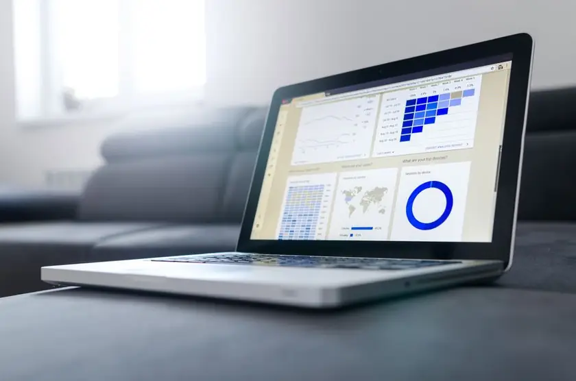 Un portátil con un panel de datos