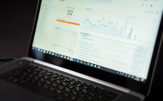 Un portátil con un panel de resultados