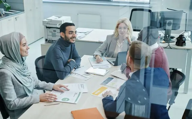 Un equipo reunido alrededor de una mesa