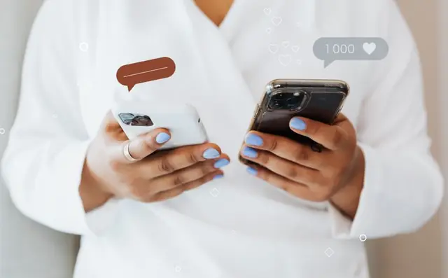 Dos manos con móviles y avisos de me gusta
