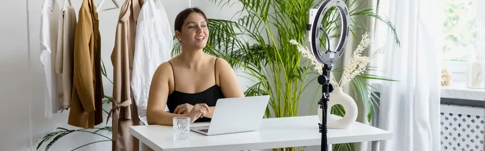 Creadora de contenido grabando su canal de YouTube con un aro de luz