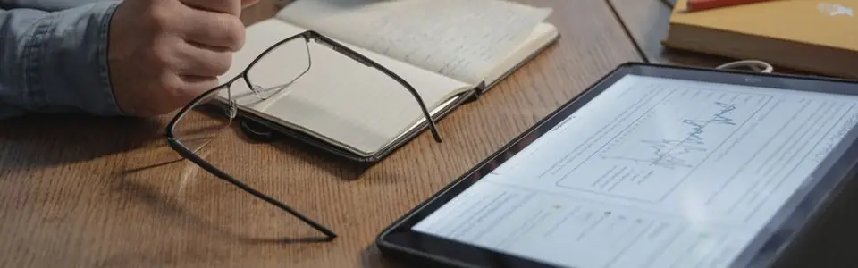 Libreta y tablet con documentos descargables