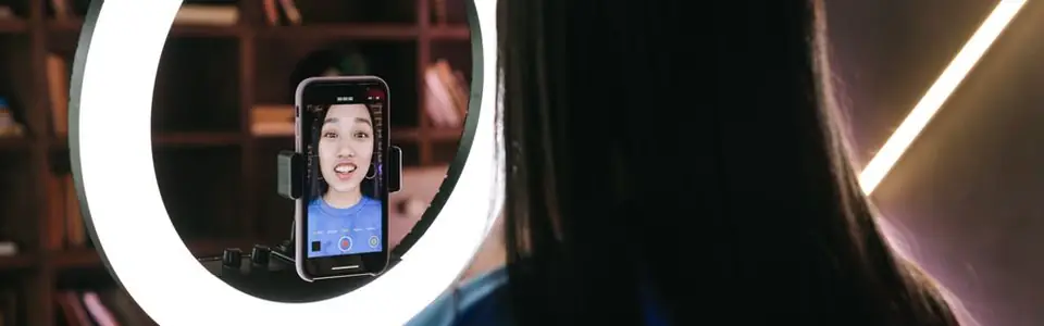 Móvil grabando un vídeo vertical con aro de luz