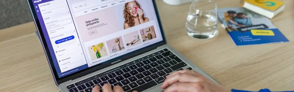 Portátil mostrando una página web de venta